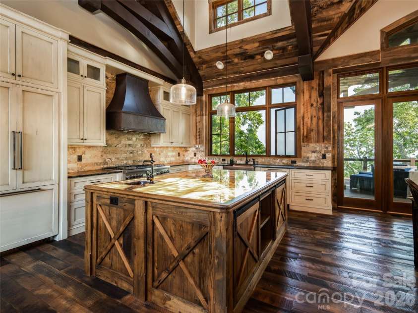 93 Snow Ridge Drive, Hendersonville, NC 28792.  MLS# CAR4389841, YatesRealty ID 31306. 