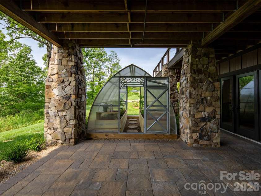 93 Snow Ridge Drive, Hendersonville, NC 28792.  MLS# CAR4389841, YatesRealty ID 31306. 