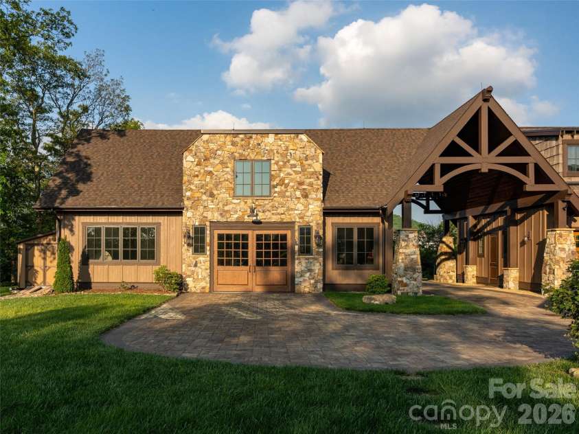 93 Snow Ridge Drive, Hendersonville, NC 28792.  MLS# CAR4389841, YatesRealty ID 31306. 