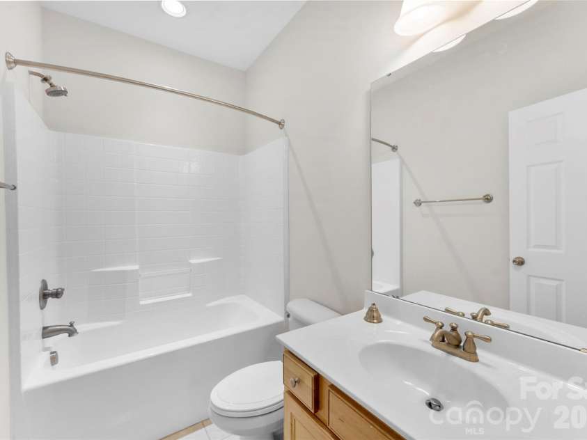 1960 winpole Lane, Charlotte, NC 28273.  MLS# CAR4393450, YatesRealty ID 31307. Lower Bath