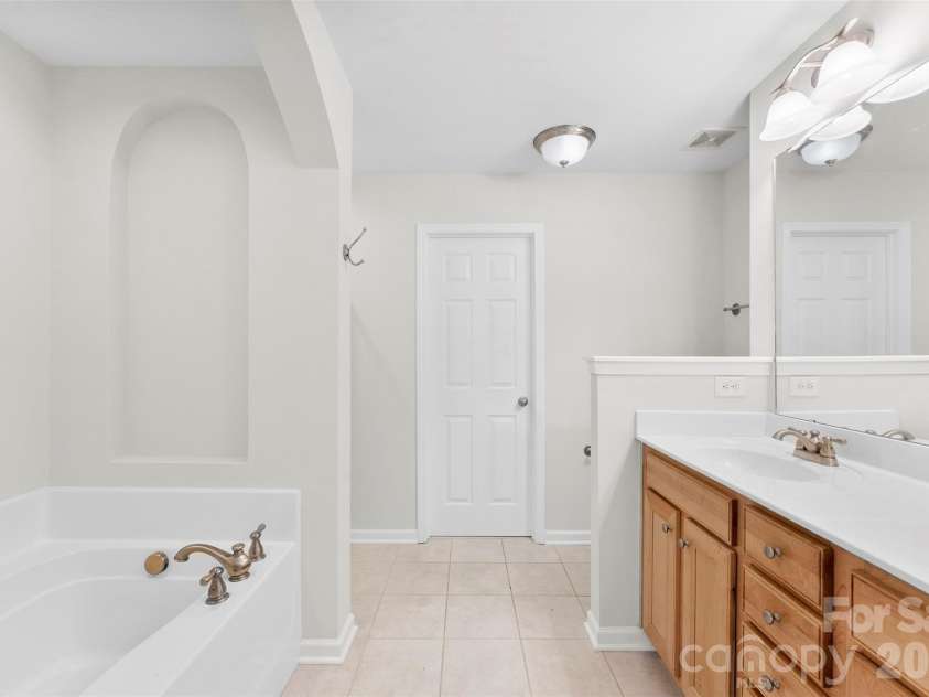 1960 winpole Lane, Charlotte, NC 28273.  MLS# CAR4393450, YatesRealty ID 31307. Primary Bath