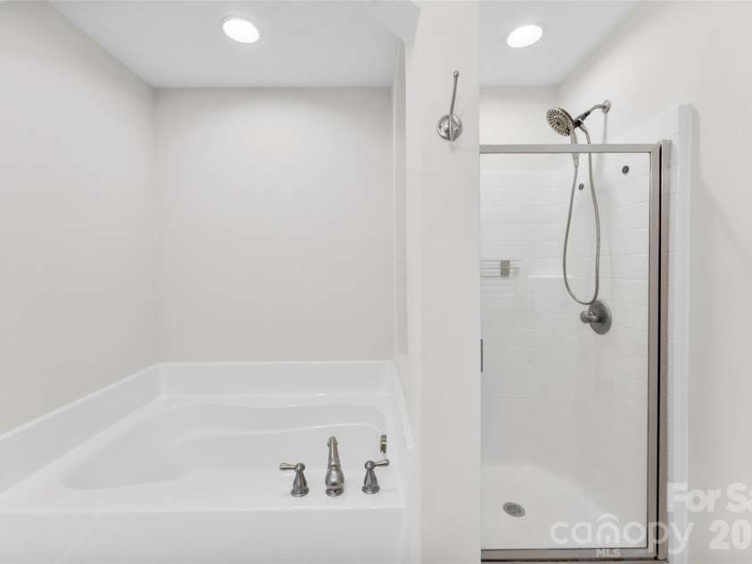 1960 winpole Lane, Charlotte, NC 28273.  MLS# CAR4393450, YatesRealty ID 31307. Primary Bath