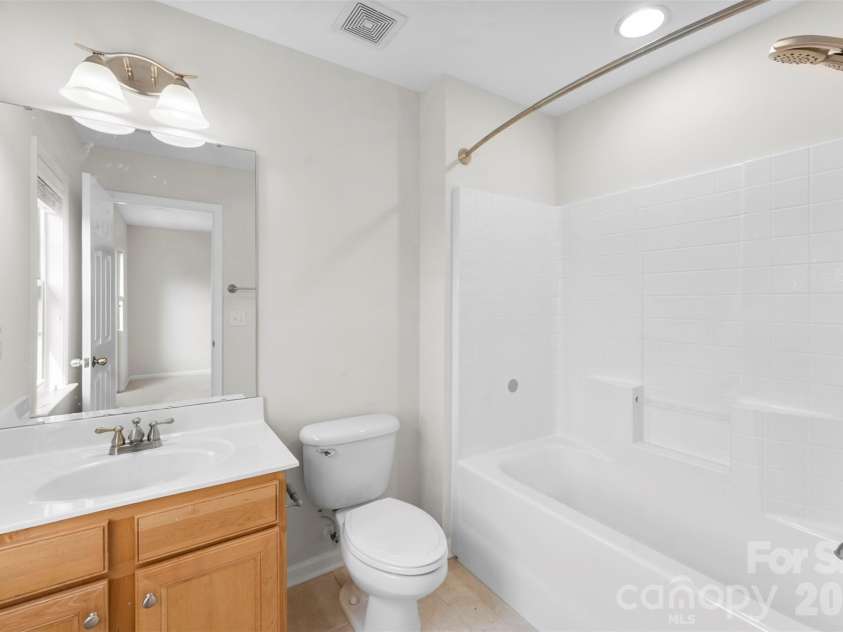 1960 winpole Lane, Charlotte, NC 28273.  MLS# CAR4393450, YatesRealty ID 31307. Third Floor Bath