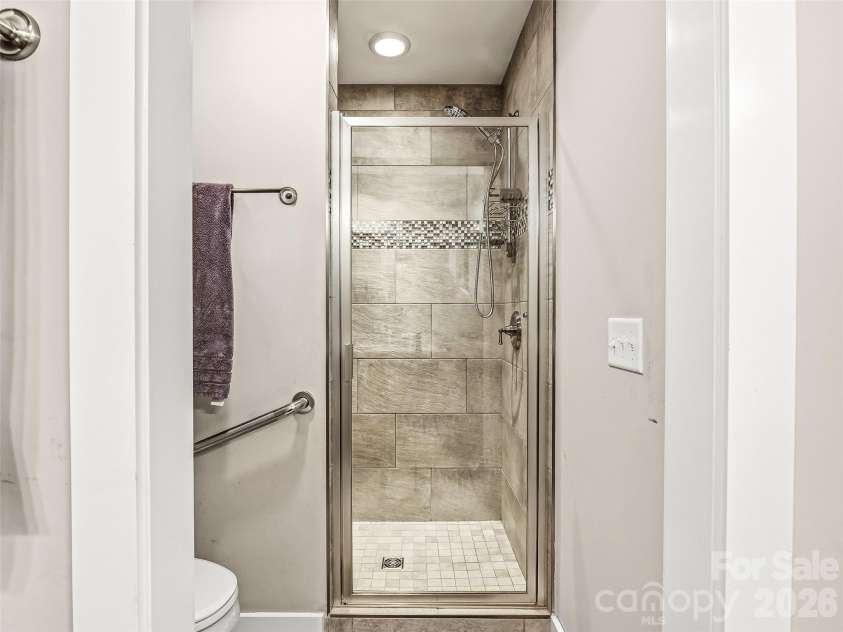 39 Braeburn Way, Flat Rock, NC 28731.  MLS# CAR4390391, YatesRealty ID 31313. Primary Bath