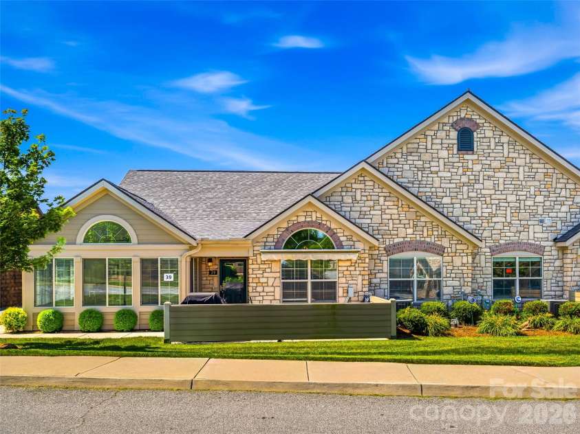 39 Braeburn Way, Flat Rock, NC 28731.  MLS# CAR4390391, YatesRealty ID 31313. Welcome to 39 Braeburn Way!!