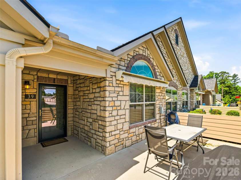 39 Braeburn Way, Flat Rock, NC 28731.  MLS# CAR4390391, YatesRealty ID 31313. Welcome to 39 Braeburn Way!!