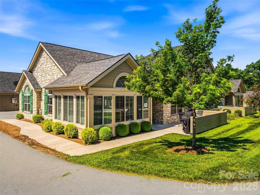 39 Braeburn Way, Flat Rock, NC 28731.  MLS# CAR4390391, YatesRealty ID 31313. Welcome to 39 Braeburn Way!!