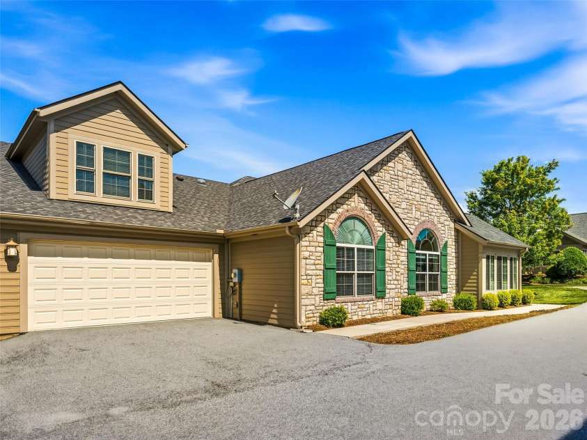 39 Braeburn Way, Flat Rock, NC 28731.  MLS# CAR4390391, YatesRealty ID 31313. Welcome to 39 Braeburn Way!!