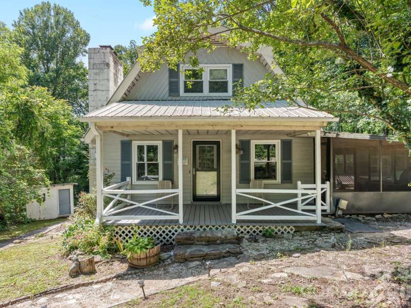 177 Poplar Drive, Hendersonville, NC 28792.  MLS# CAR4387159, YatesRealty ID 31318. 