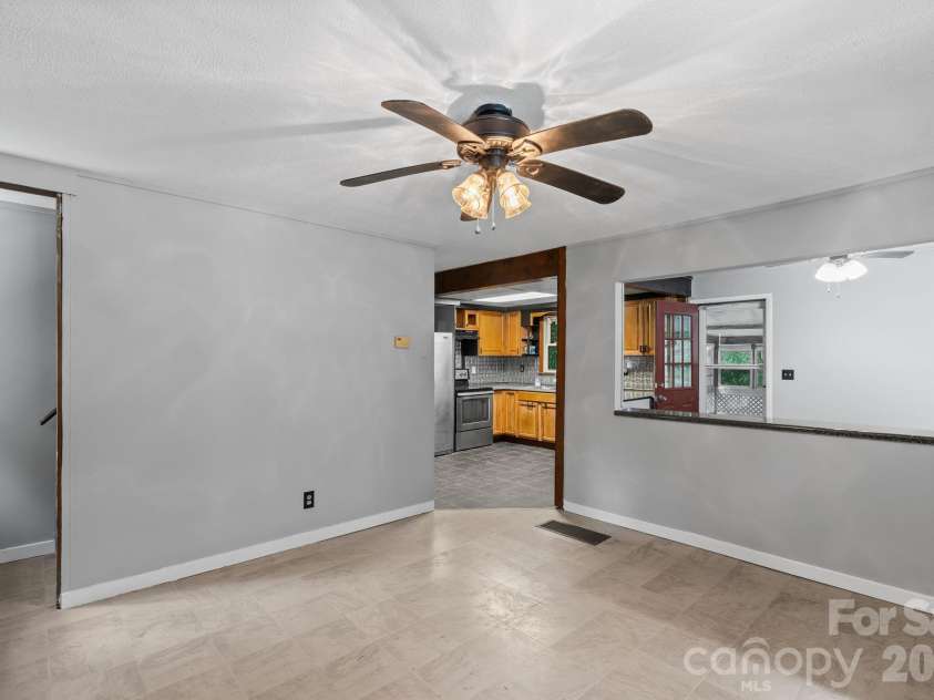 177 Poplar Drive, Hendersonville, NC 28792.  MLS# CAR4387159, YatesRealty ID 31318. 