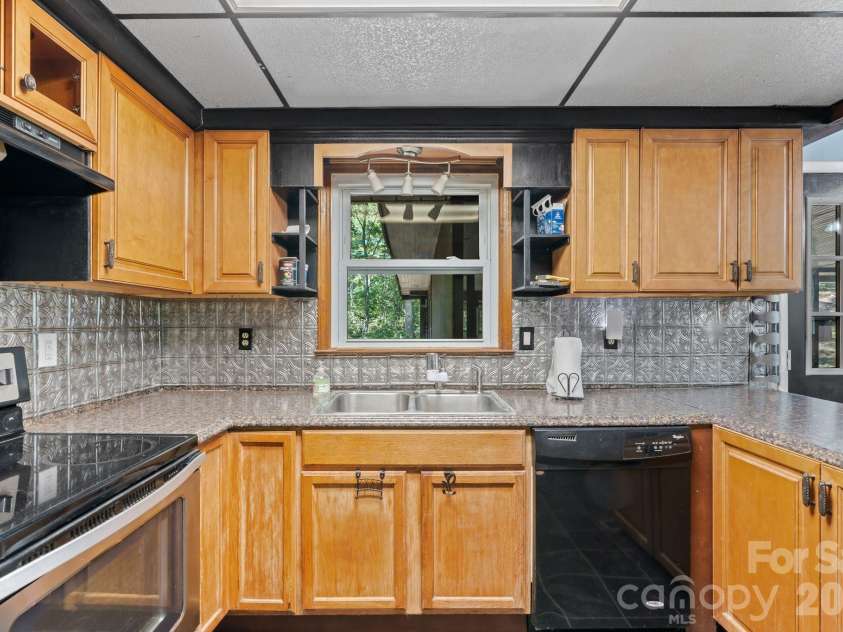 177 Poplar Drive, Hendersonville, NC 28792.  MLS# CAR4387159, YatesRealty ID 31318. 