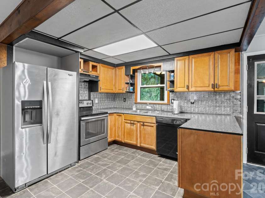 177 Poplar Drive, Hendersonville, NC 28792.  MLS# CAR4387159, YatesRealty ID 31318. 