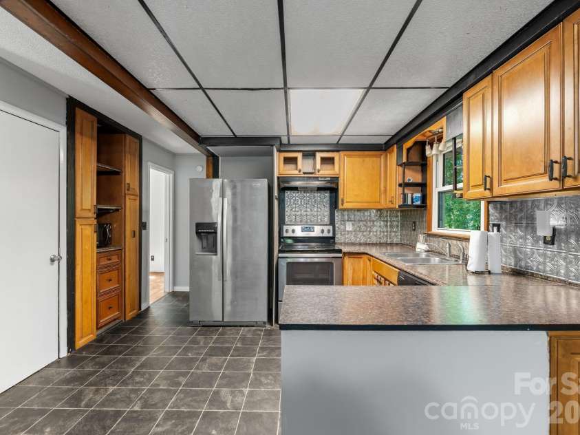 177 Poplar Drive, Hendersonville, NC 28792.  MLS# CAR4387159, YatesRealty ID 31318. 