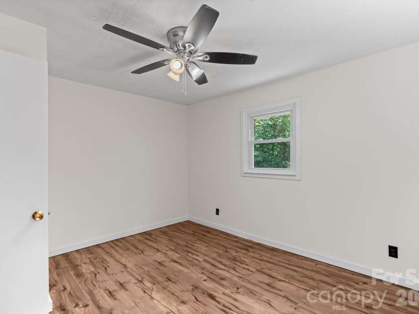 177 Poplar Drive, Hendersonville, NC 28792.  MLS# CAR4387159, YatesRealty ID 31318. 