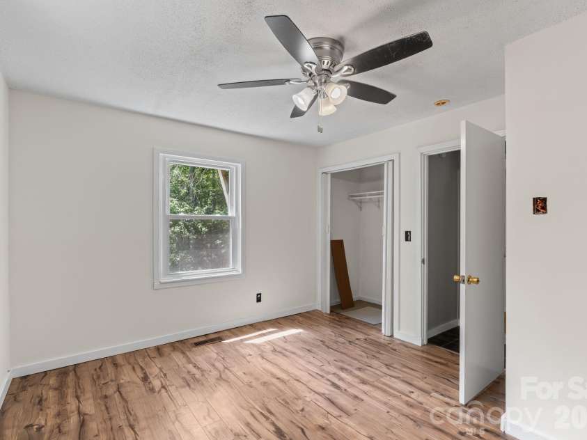 177 Poplar Drive, Hendersonville, NC 28792.  MLS# CAR4387159, YatesRealty ID 31318. 