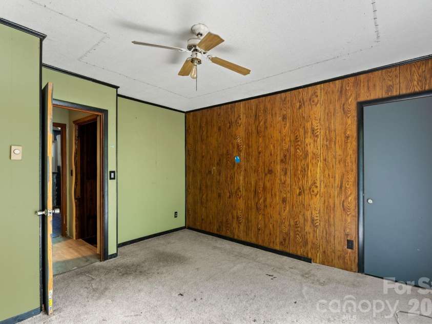 177 Poplar Drive, Hendersonville, NC 28792.  MLS# CAR4387159, YatesRealty ID 31318. 