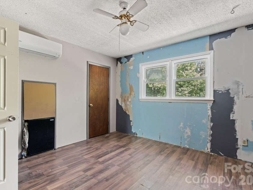 177 Poplar Drive, Hendersonville, NC 28792.  MLS# CAR4387159, YatesRealty ID 31318. 