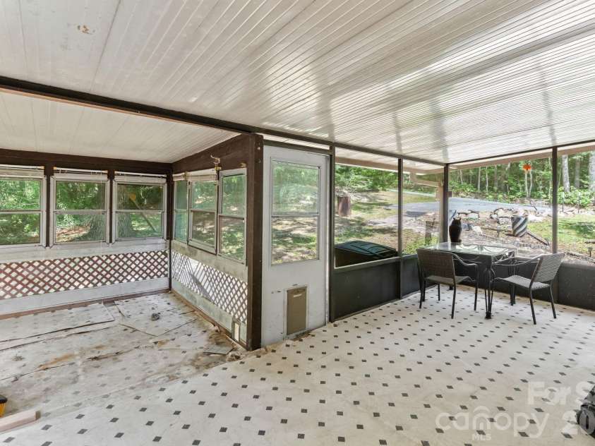 177 Poplar Drive, Hendersonville, NC 28792.  MLS# CAR4387159, YatesRealty ID 31318. 
