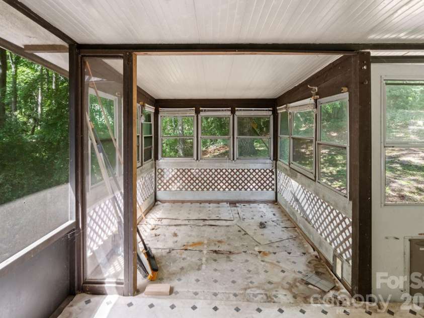 177 Poplar Drive, Hendersonville, NC 28792.  MLS# CAR4387159, YatesRealty ID 31318. 