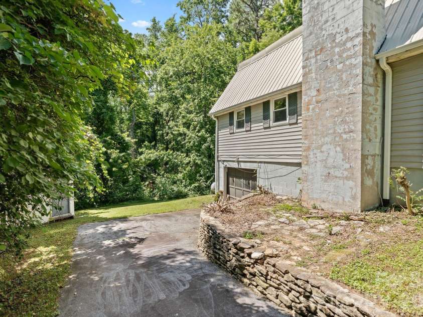 177 Poplar Drive, Hendersonville, NC 28792.  MLS# CAR4387159, YatesRealty ID 31318. 