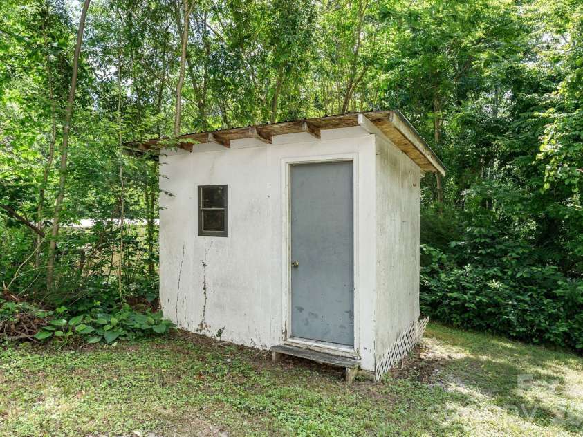 177 Poplar Drive, Hendersonville, NC 28792.  MLS# CAR4387159, YatesRealty ID 31318. 