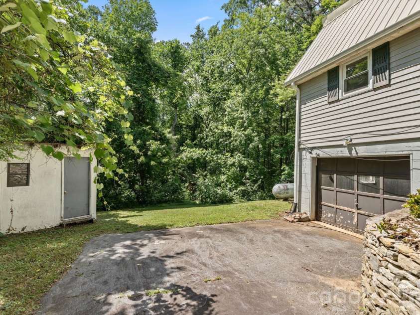 177 Poplar Drive, Hendersonville, NC 28792.  MLS# CAR4387159, YatesRealty ID 31318. 