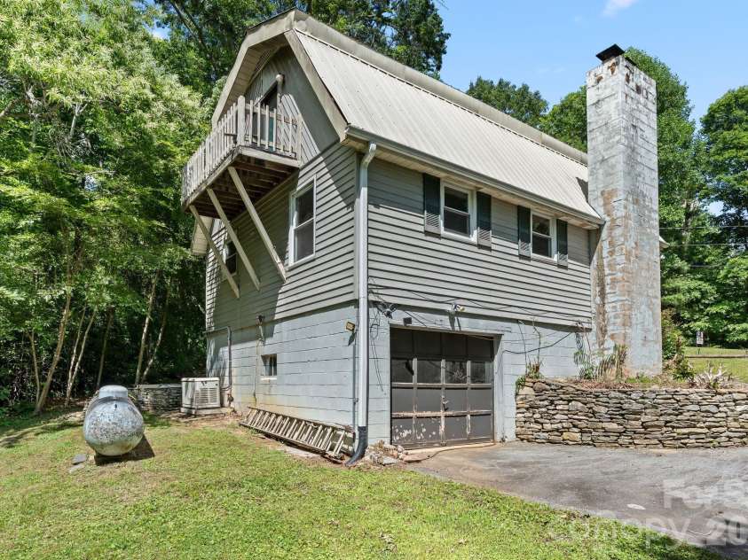 177 Poplar Drive, Hendersonville, NC 28792.  MLS# CAR4387159, YatesRealty ID 31318. 