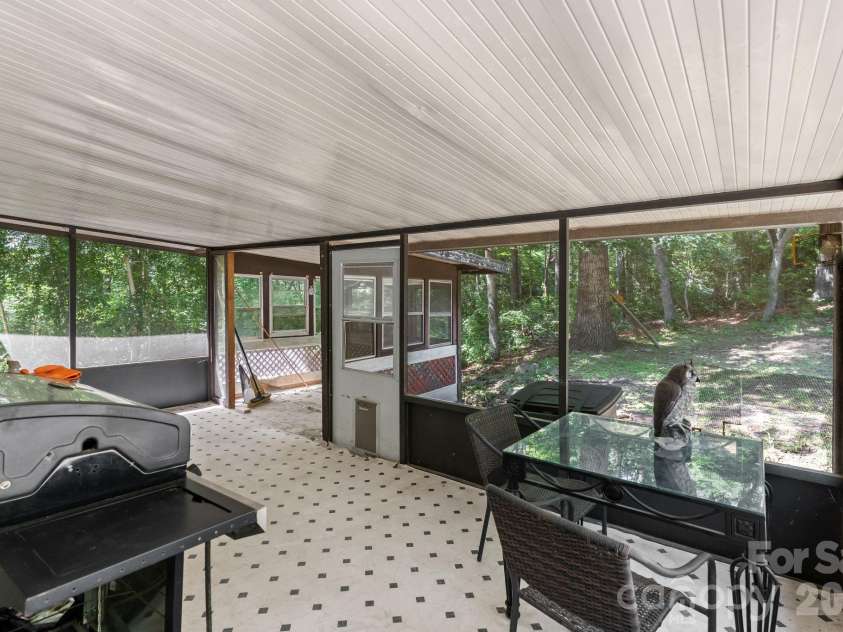 177 Poplar Drive, Hendersonville, NC 28792.  MLS# CAR4387159, YatesRealty ID 31318. 