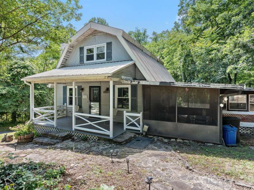 177 Poplar Drive, Hendersonville, NC 28792.  MLS# CAR4387159, YatesRealty ID 31318. 