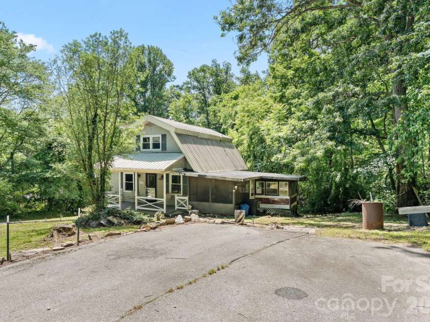 177 Poplar Drive, Hendersonville, NC 28792.  MLS# CAR4387159, YatesRealty ID 31318. 