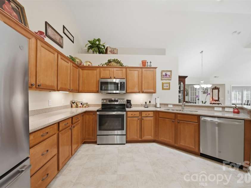 808-C Wynnshire Drive, Hickory, NC 28601.  MLS# CAR4392961, YatesRealty ID 31319. 