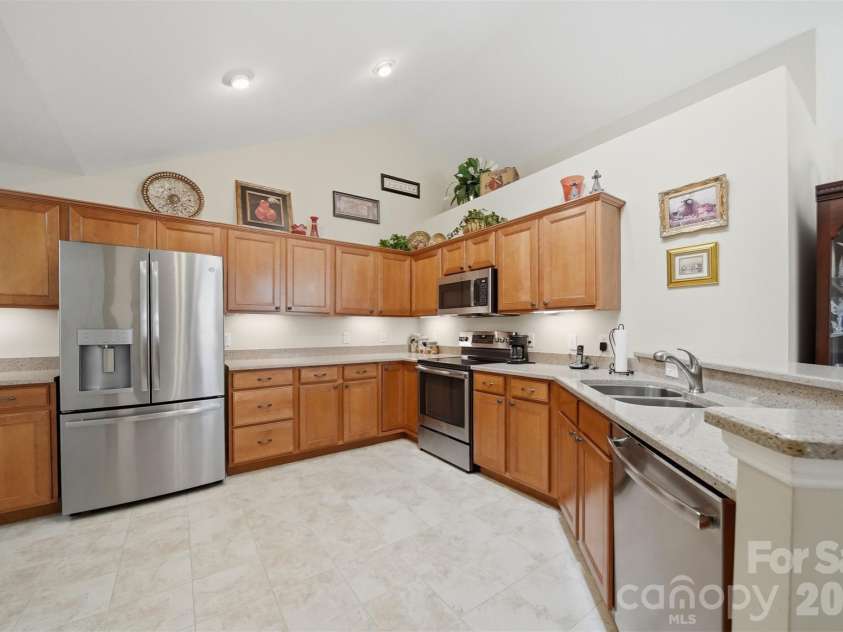 808-C Wynnshire Drive, Hickory, NC 28601.  MLS# CAR4392961, YatesRealty ID 31319. 