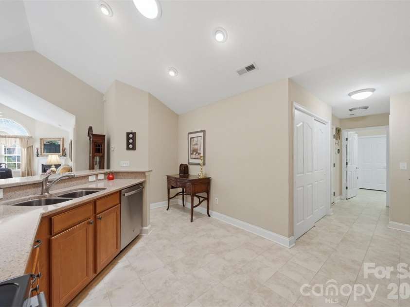 808-C Wynnshire Drive, Hickory, NC 28601.  MLS# CAR4392961, YatesRealty ID 31319. 