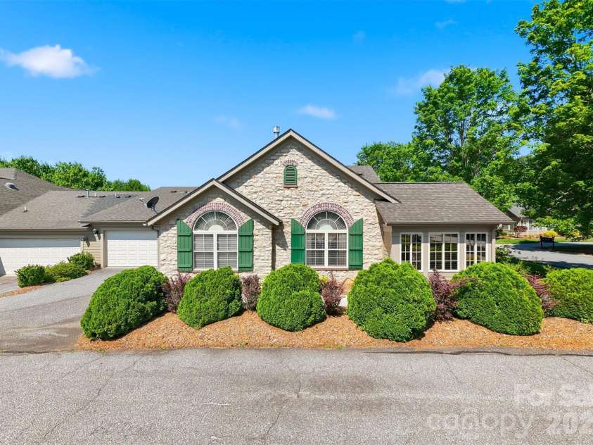 808-C Wynnshire Drive, Hickory, NC 28601.  MLS# CAR4392961, YatesRealty ID 31319. 