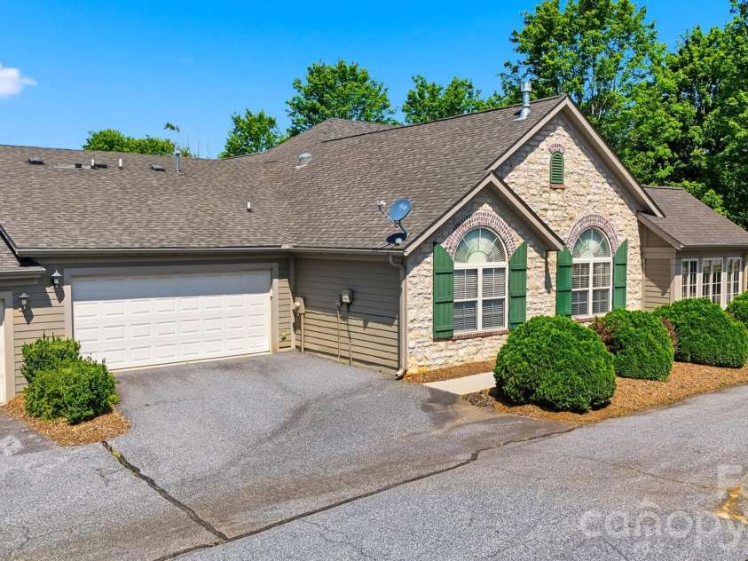 808-C Wynnshire Drive, Hickory, NC 28601.  MLS# CAR4392961, YatesRealty ID 31319. 