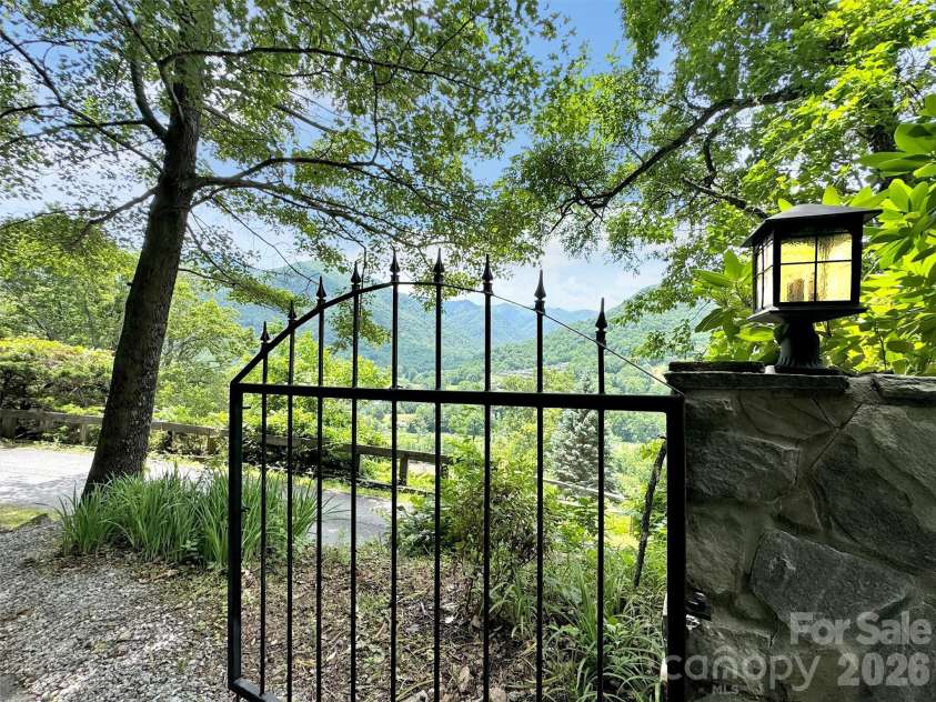 28 Mountain Breeze Drive, Maggie Valley, NC 28751.  MLS# CAR4271261, YatesRealty ID 3132. 