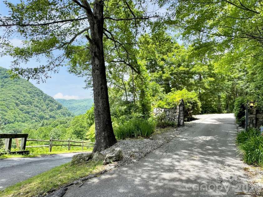 28 Mountain Breeze Drive, Maggie Valley, NC 28751.  MLS# CAR4271261, YatesRealty ID 3132. 