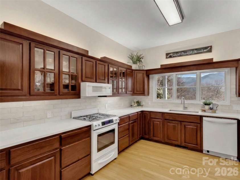 28 Mountain Breeze Drive, Maggie Valley, NC 28751.  MLS# CAR4271261, YatesRealty ID 3132. Beautiful Cherry Cabinetry & New Backsplash