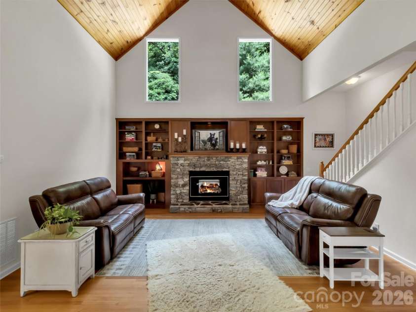 28 Mountain Breeze Drive, Maggie Valley, NC 28751.  MLS# CAR4271261, YatesRealty ID 3132. Spacious Great Room