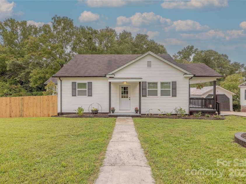 1334 Williams Estate Drive, Lancaster, SC 29720.  MLS# CAR4289609, YatesRealty ID 31322. Front with new landscaping and new wood fence
