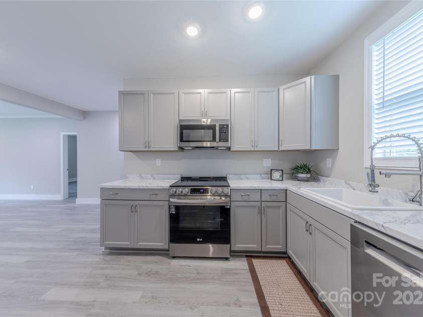 1334 Williams Estate Drive, Lancaster, SC 29720.  MLS# CAR4289609, YatesRealty ID 31322. New kitchen stove, microwave & dishwasher