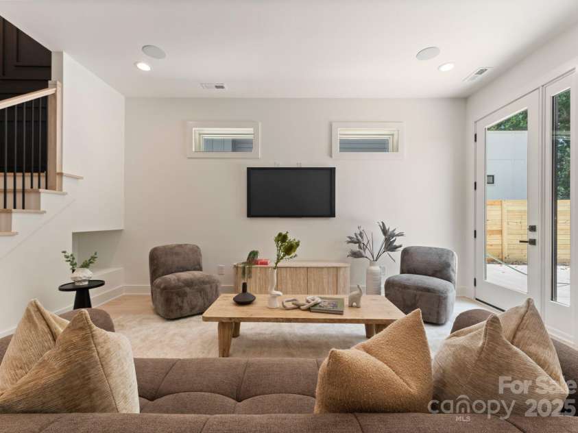 1727 Seifert Circle, Charlotte, NC 28205.  MLS# CAR4277016, YatesRealty ID 31324. 