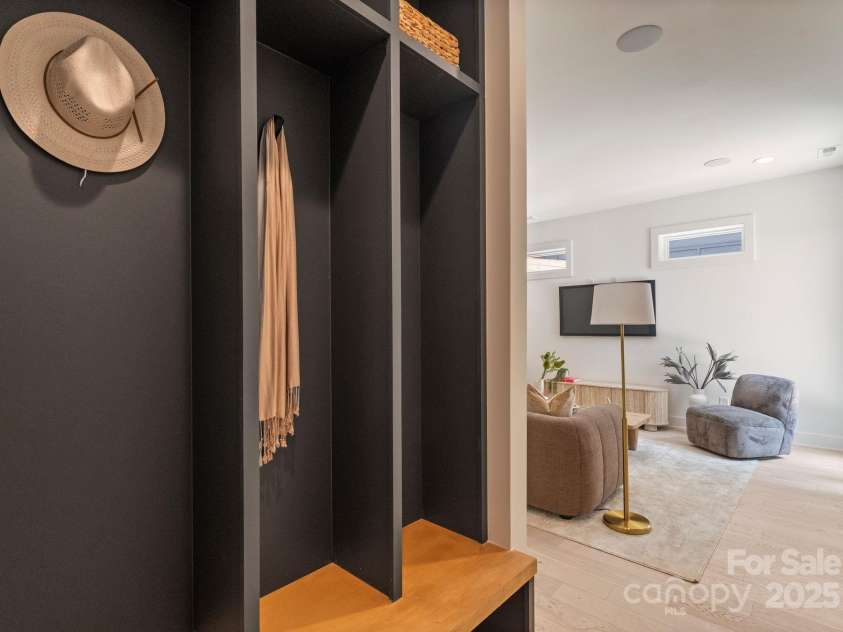 1727 Seifert Circle, Charlotte, NC 28205.  MLS# CAR4277016, YatesRealty ID 31324. Drop Zone