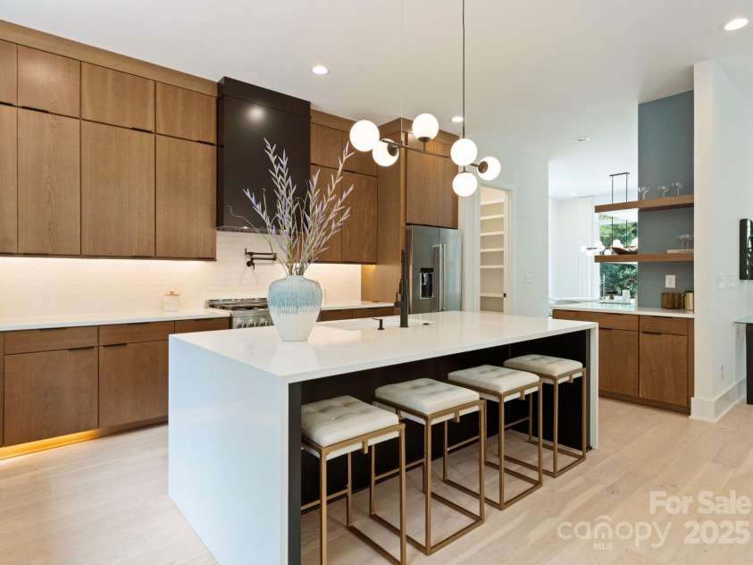 1727 Seifert Circle, Charlotte, NC 28205.  MLS# CAR4277016, YatesRealty ID 31324. Entertaining awaits