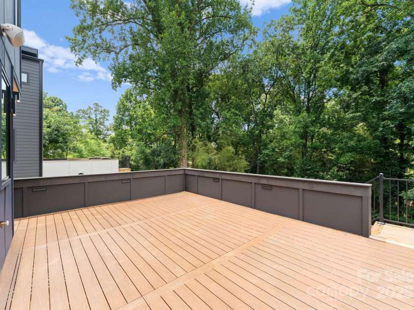 1727 Seifert Circle, Charlotte, NC 28205.  MLS# CAR4277016, YatesRealty ID 31324. Great Space