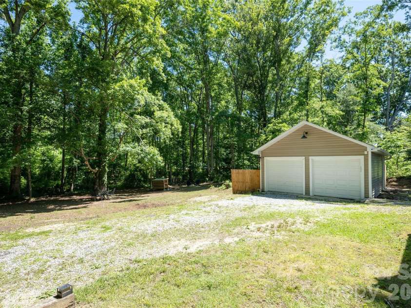 40 Dove Haven Lane, Hendersonville, NC 28791.  MLS# CAR4386023, YatesRealty ID 31325. 