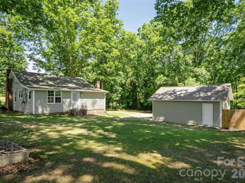 40 Dove Haven Lane, Hendersonville, NC 28791.  MLS# CAR4386023, YatesRealty ID 31325. 
