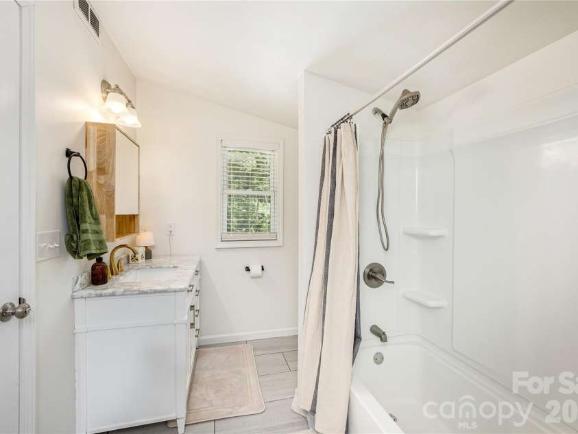40 Dove Haven Lane, Hendersonville, NC 28791.  MLS# CAR4386023, YatesRealty ID 31325. 