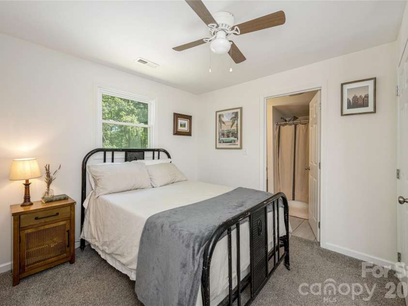40 Dove Haven Lane, Hendersonville, NC 28791.  MLS# CAR4386023, YatesRealty ID 31325. 