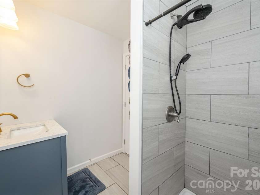 40 Dove Haven Lane, Hendersonville, NC 28791.  MLS# CAR4386023, YatesRealty ID 31325. 